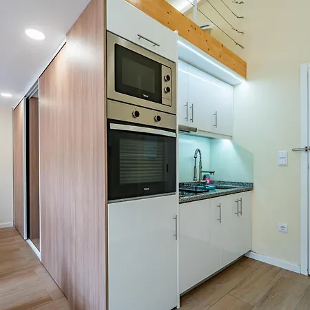 Apartment Close To Everything Your Yellow Prm 1f *