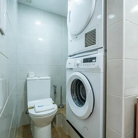 Apartment Close To Everything Your Yellow Prm 1f *