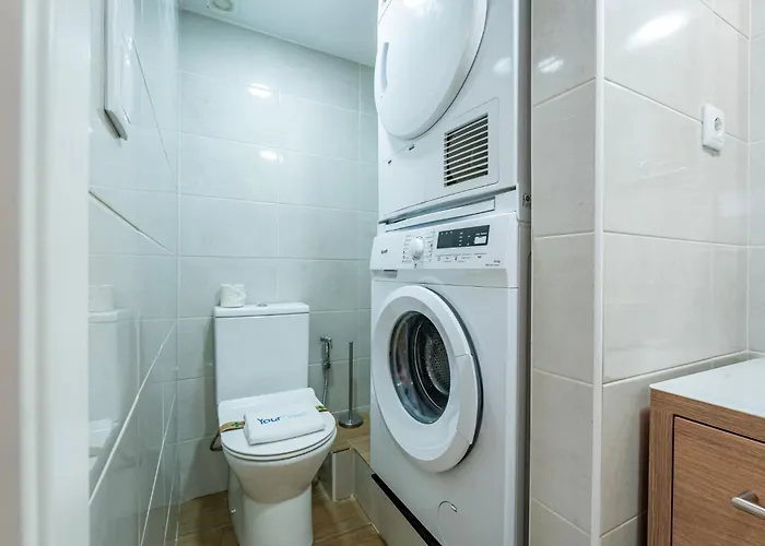 Apartment Close To Everything Your Yellow Prm 1f *